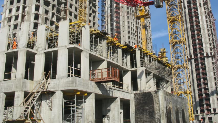 construction workers at Losiniy Ostrov estate