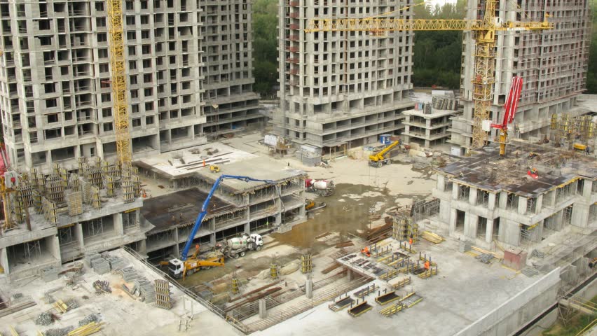 construction workers at Losiniy Ostrov estate