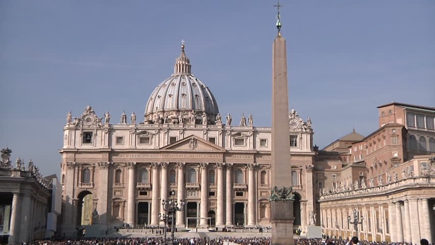 Crowd waiting for the Pope in front of the Papal Basilica of Saint Peter