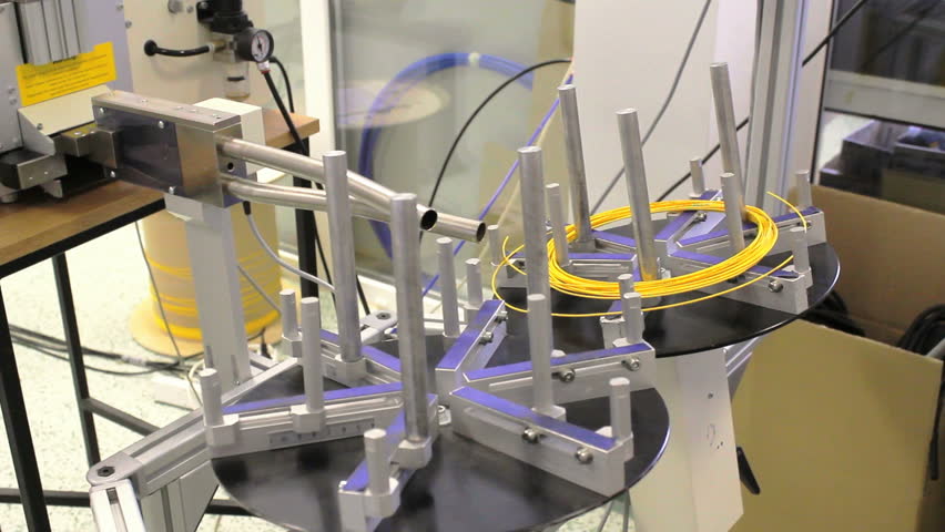 Automatic fiber optic cable cutting machine