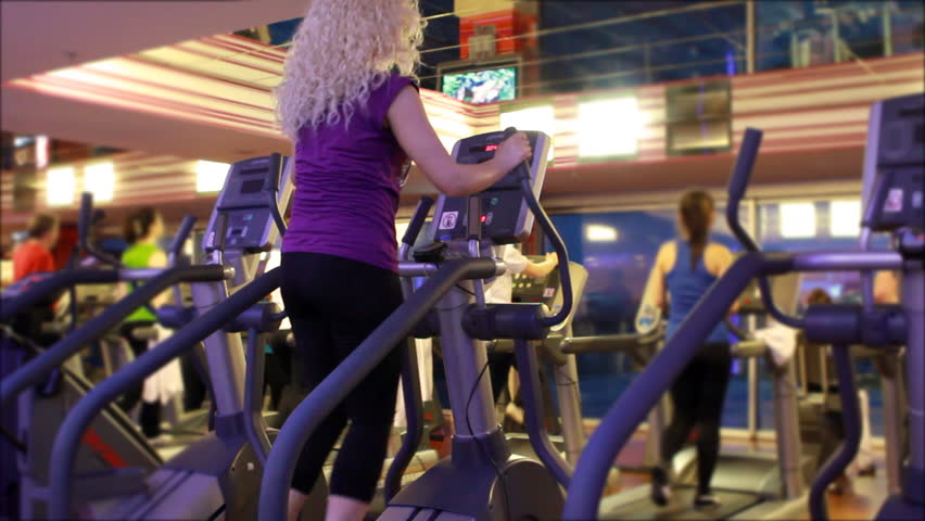 girl doing sports in a gym