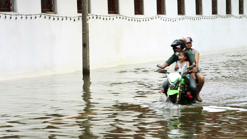 BANGKOK - 30 OCTOBER 2011: Street under flood near Chao Phraya River