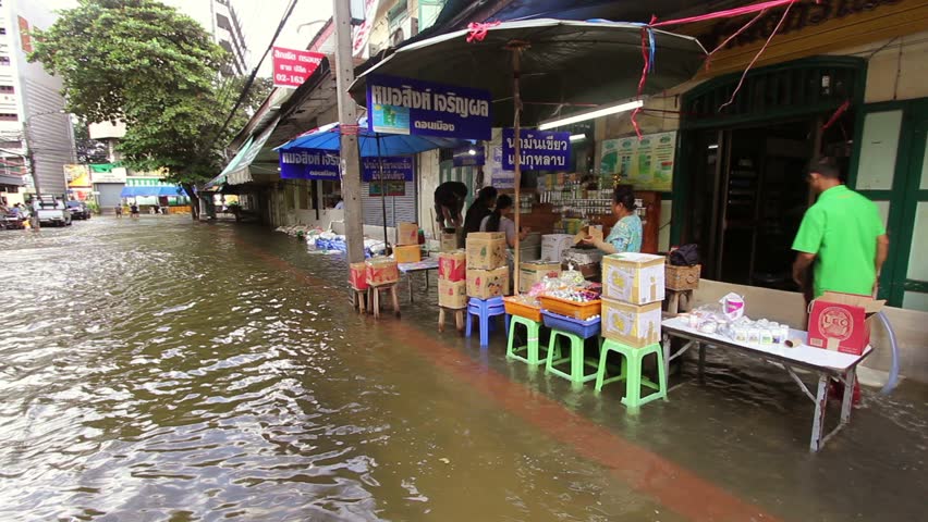 BANGKOK - 30 OCTOBER 2011: Street under flood near Chao Phraya River