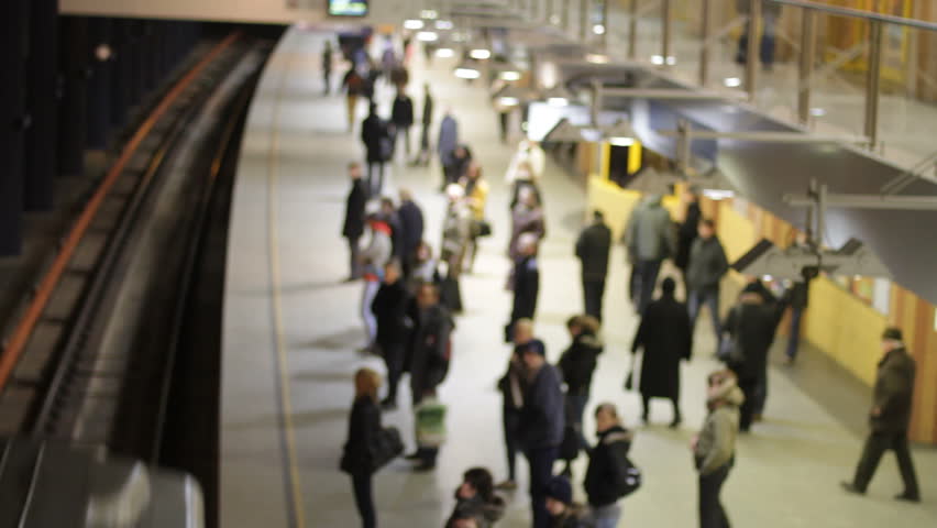 Train pulls in at train station - de focused
