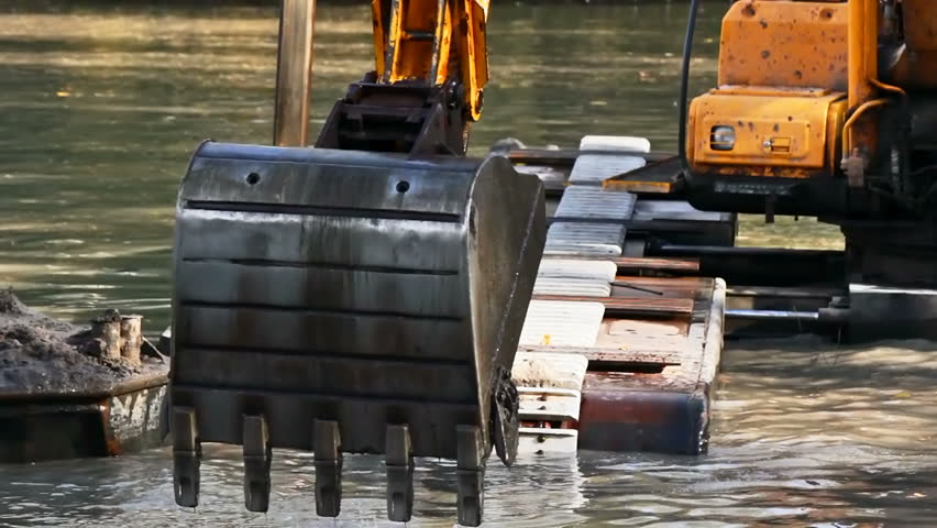 Bucket dredging machines: lifting the soil from the bottom of the river