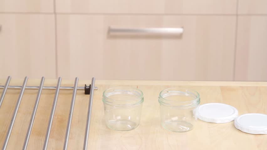 Filling jars with marmalade