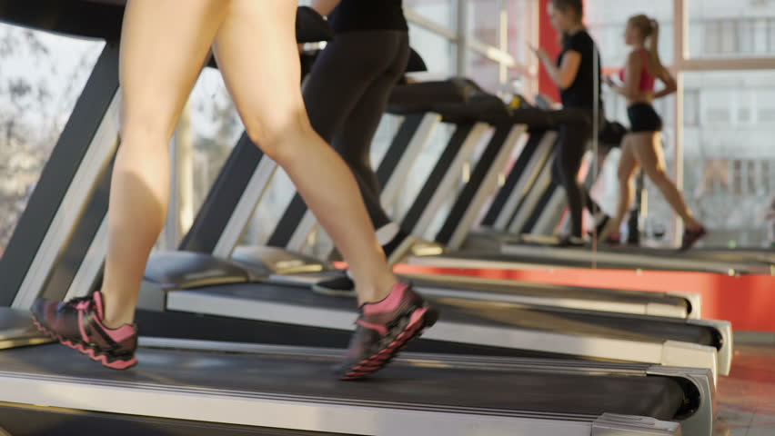 Huge pawg clapping treadmill