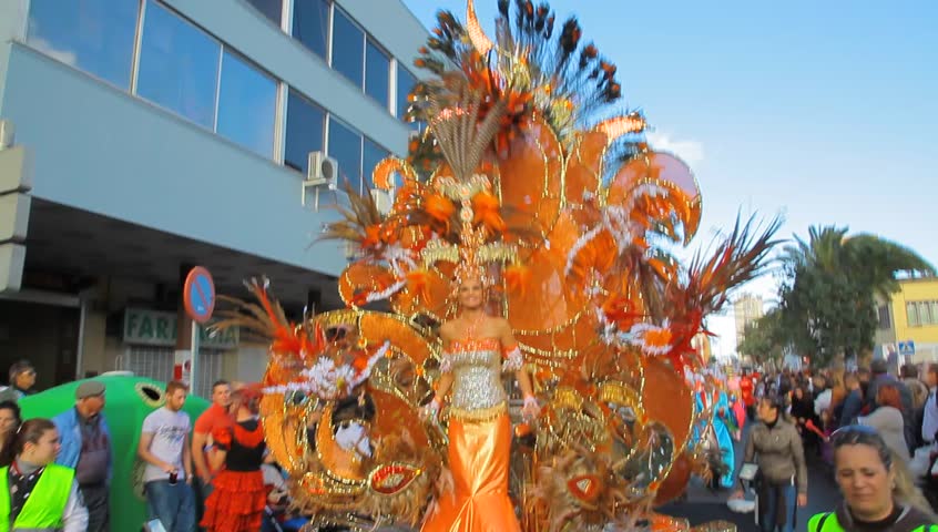 LAS PALMAS DE GRAN CANARIA, SPAIN - FEBRUARY 18: 200,000 masked revelers and a hundred or so festooned cars and floats in the Grande Parade (Gran Cabalgata ) of the Carnival February 18, 2012, Spain 