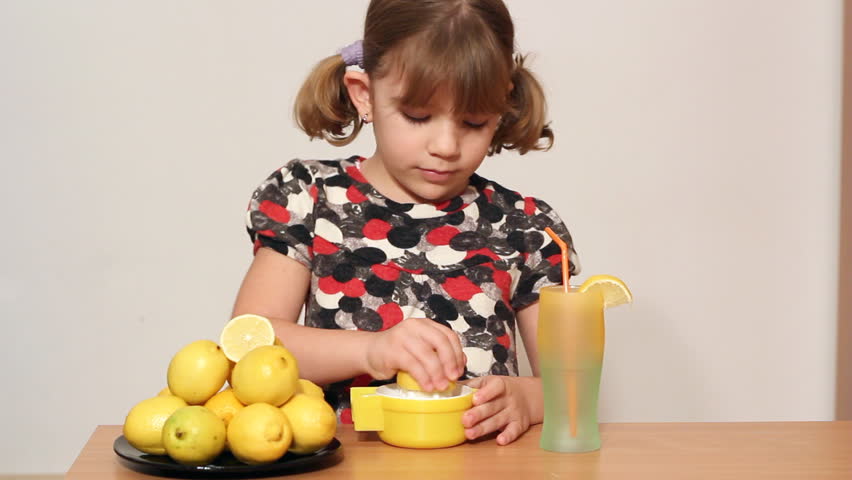 little girl make lemonade