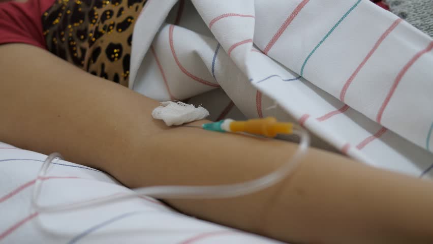Девушка В Больнице Под Капельницей Фото