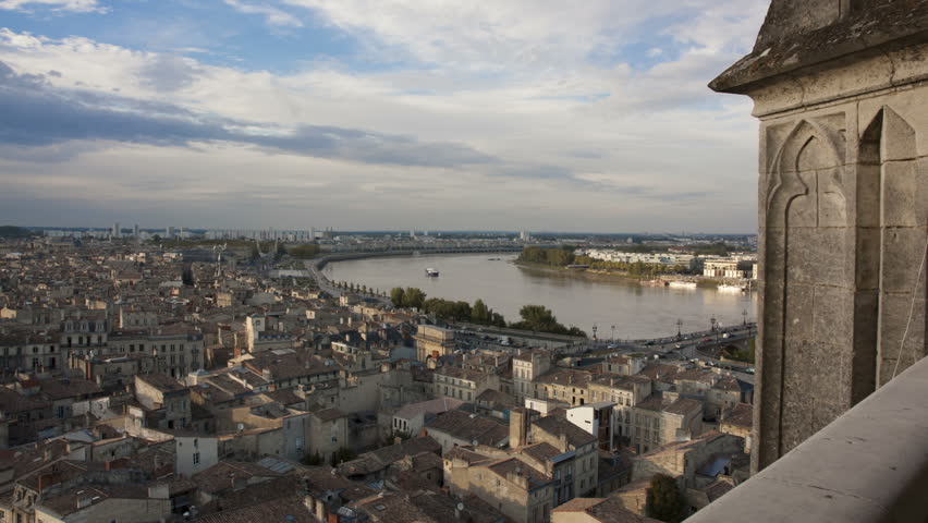 Bordeaux quays of the Garonne, Pont de Pierre, bank left and right arrow to Saint Michel - timelapse