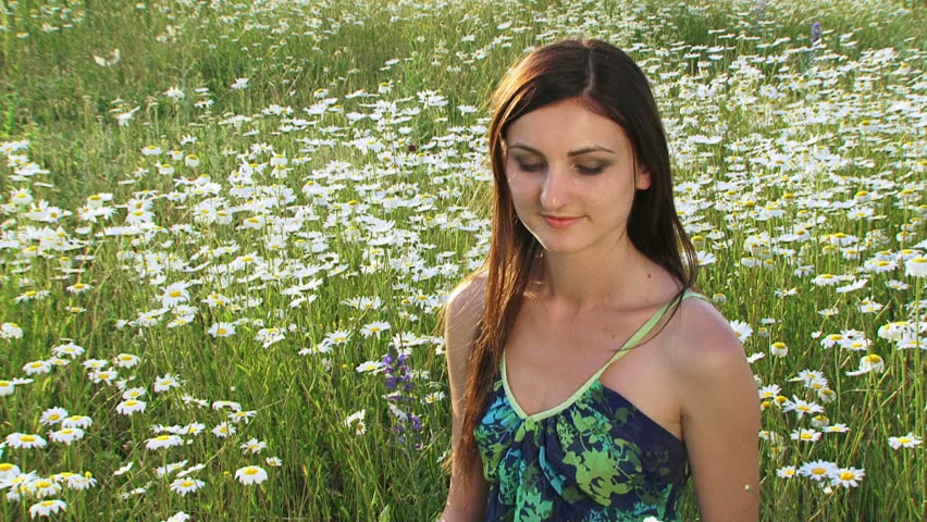 Woman wearing a wreath of flowers.
Wreath of daisies.