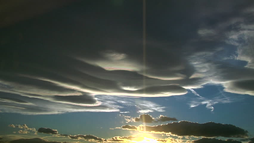 Rainless "Rainbow". Tiny water droplets in wave clouds allow for colorful iridescence