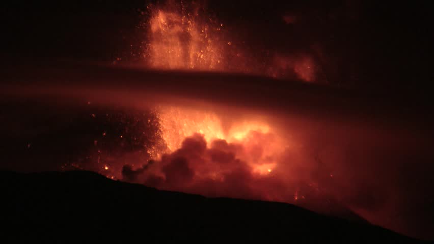 Etna - Lava fountain in the clouds