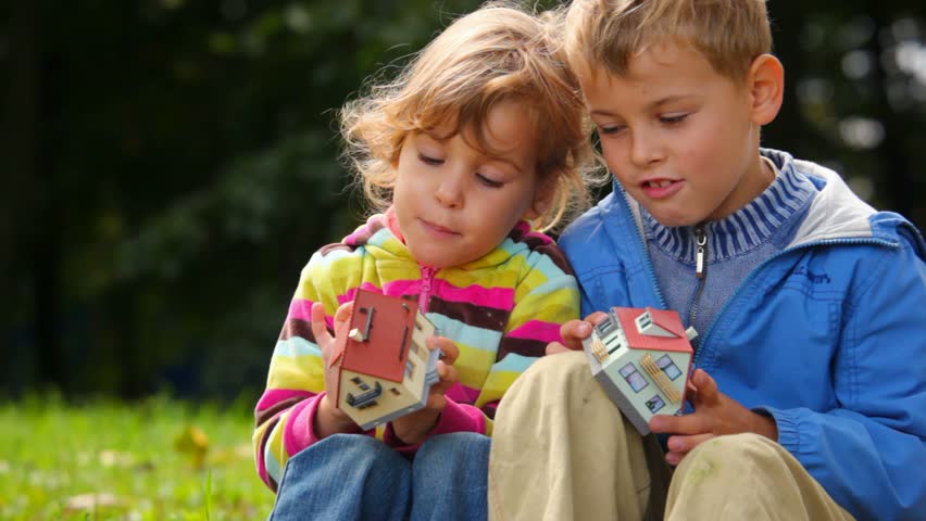 boy and girl playing with toy houses, counting windows 