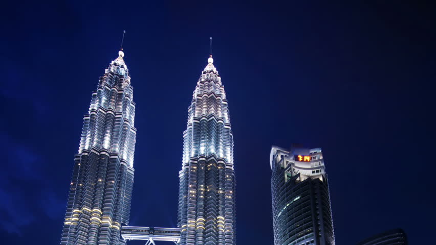 KUALA LUMPUR - NOVEMBER 11 : The Sun sets over KLCC on November 11, 2009 at Kuala Lumpur City Centre, Malaysia. 