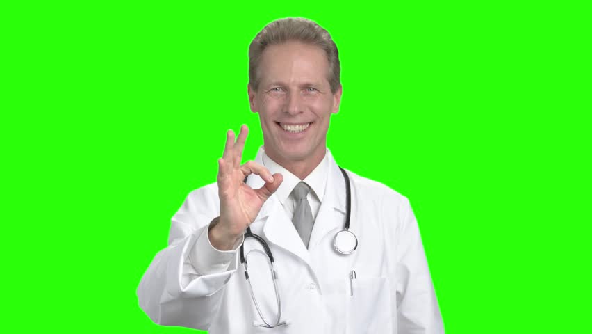 Покажи врача. Врач на зеленом фоне. Доктор показывает окей. Врач с большим пальцем. Доктор одобряет.