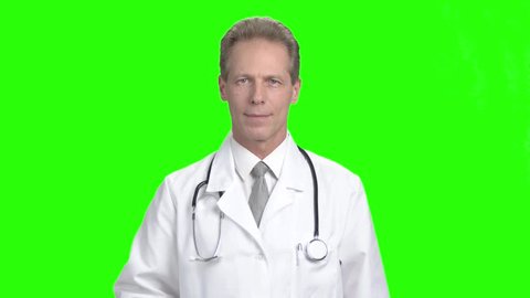 Bác sĩ đang cười trên nền xanh với ống tiêm, đoạn video truyền hình ngắn này sẽ khiến bạn vui tươi và đánh thức tiếng cười của bạn. Hãy thưởng thức đoạn phim này để tìm thấy những điều thú vị trong ngành y tế.