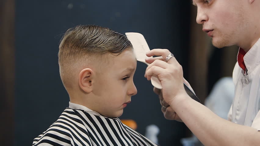 Hairdresser Making Hair Cut For Video De Stock Totalmente Libre De Regalias 1009266197 Shutterstock