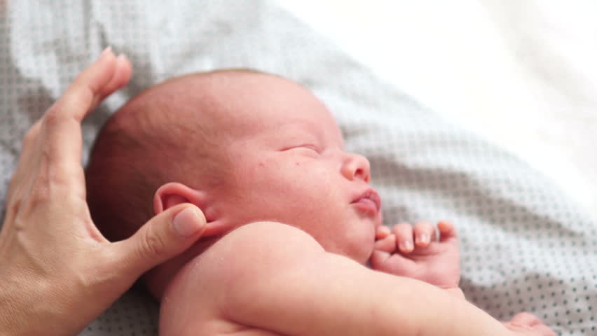 Mom Gently Strokes Her Newborn Stockvideos Filmmaterial 100