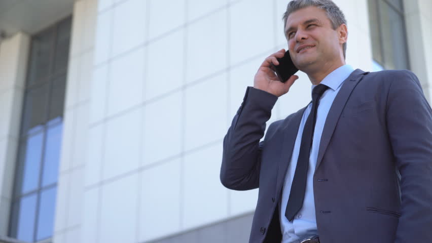 4k00 15a Gray Haired Middle Aged Man In A Suit Is Looking At The