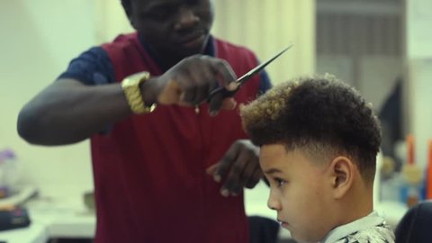 Stockvideoklipp Pa Boy In The African Barbershop Helt