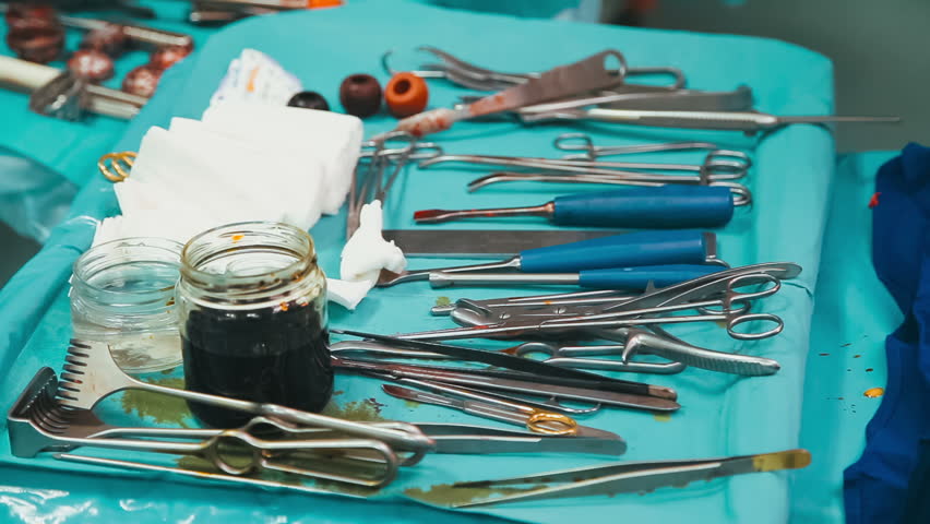 Стерильность стерильного стола. Малый операционный стол накрытие. Накрывание стерильного инструментального стола. Хирургия стерильный стол. Хирургический столик для инструментов.