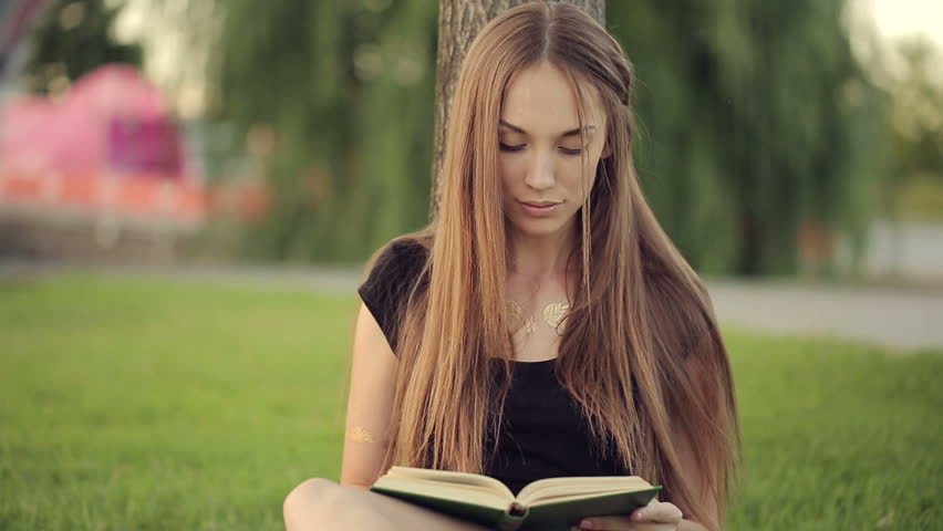 Î‘Ï€Î¿Ï„Î­Î»ÎµÏƒÎ¼Î± ÎµÎ¹ÎºÏŒÎ½Î±Ï‚ Î³Î¹Î± pretty woman reading a book