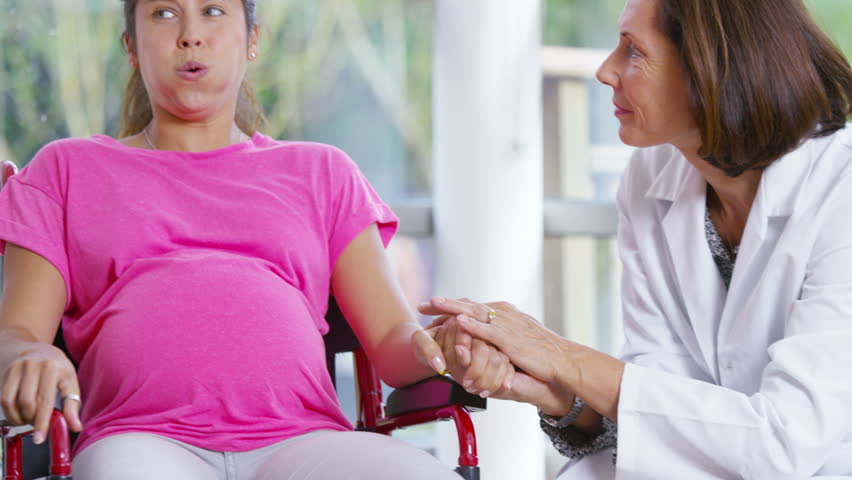 4k Pregnant Woman Going Into Vidéos de stock (100 % libres de droit