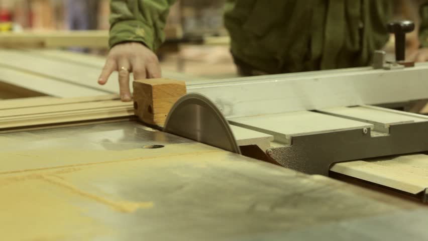 Hd00 05a Running Blade On A Bench Saw Sawing Trough The Wooden