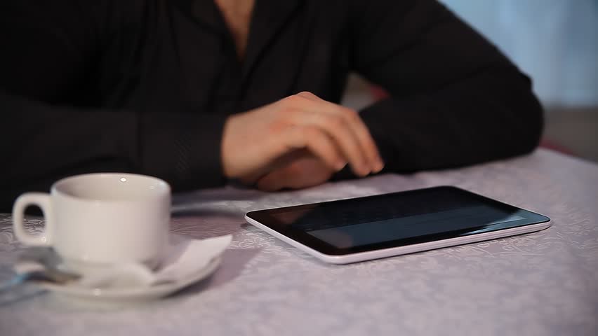 Using the tablet. Как обновить старый планшет самсунг. Старые обои на планшет. Your tablet. Человек с планшетом.