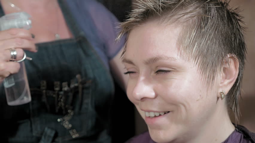 4k00 12hairdresser Sprinkles With Spray To Wet Blond Woman Short