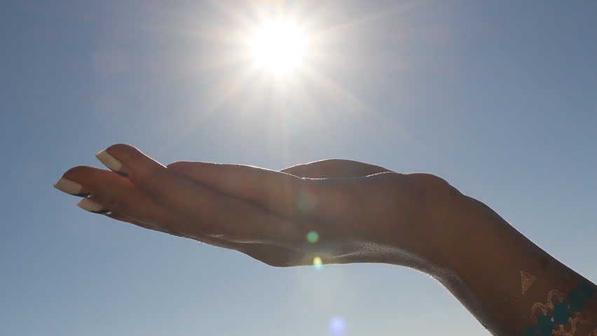 Рука догнать. Солнце на ладони. Солнце от руки. Рука перед солнцем. Вырезанное солнце на руке.