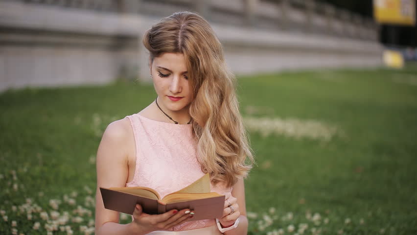 Î‘Ï€Î¿Ï„Î­Î»ÎµÏƒÎ¼Î± ÎµÎ¹ÎºÏŒÎ½Î±Ï‚ Î³Î¹Î± beautiful girl reading book