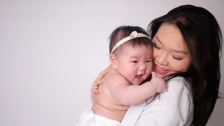 Азиатка мать. Мама азиатка и дочь европейка. Азиат мом. Казахстан mom. Asian Baby Kiss.