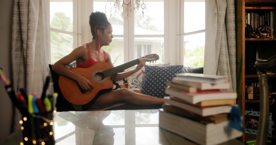 4k00 20black Girl Lying On Couch And Singing Song Young African
