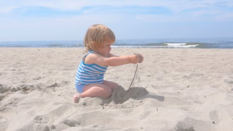 Child Little Boy Playing Sand Video De Stock Totalmente Libre De