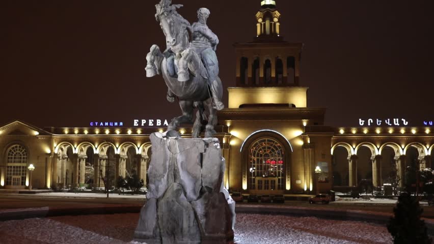 Станция ереван. Вокзал Ереван. Центральный вокзал Еревана. Ночной вокзал Еревана. ЖД станция Ереван.