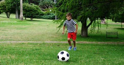 Играют в футбол в парке. Мальчики в парке футбол. Мальчики играют в футбол в парке. Мальчик играет в мяч в парке. Мальчик с мячом в парке.