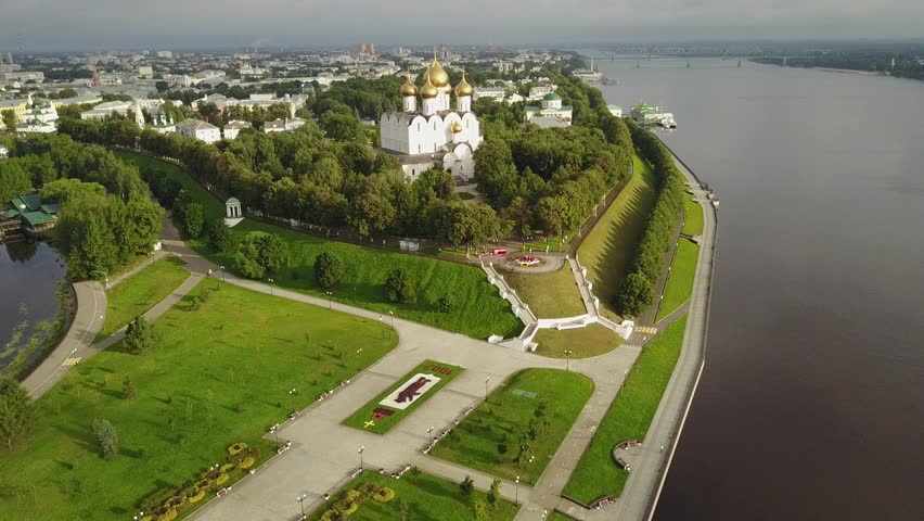 Ярославль где можно сделать. Река Которосль вид сверху Ярославль. Ярославль сверху с Волги. Стрелка Ярославль вид сверху. Ярославль вид сверху слияние рек.