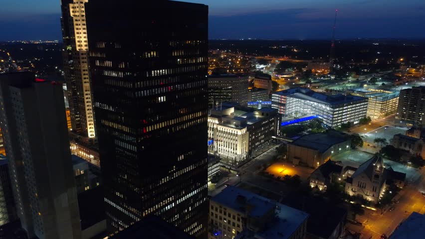 Downtown Des Moines at Night in Iowa image - Free stock photo - Public ...