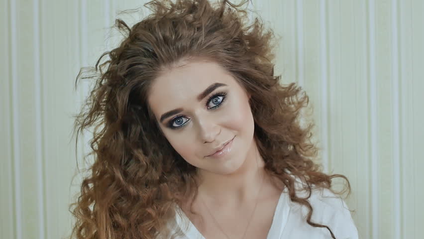 Hd00 30beauty Young Woman With Curly Long Hair Permed Hair