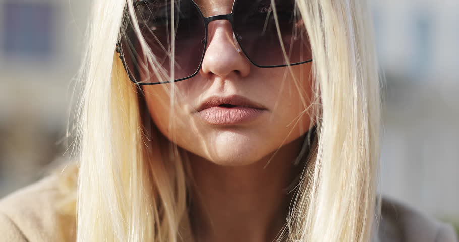caroline-notices-a-beautiful-blonde-girl-naked-teen-boot
