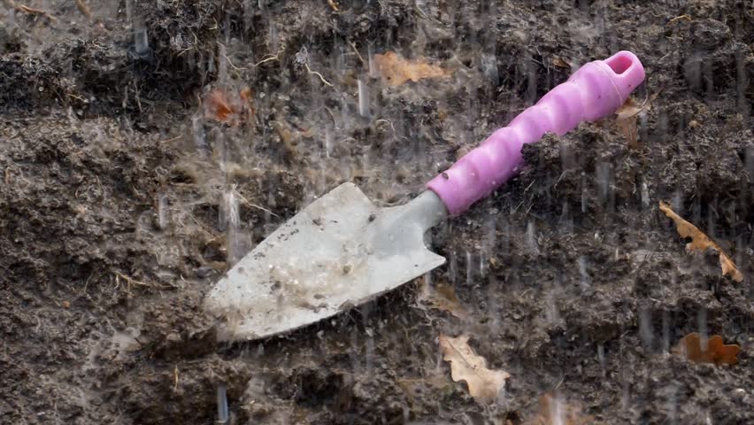 Header of trowel
