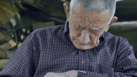 Tips Merawat Orang Tua dengan Alzheimer di Rumah